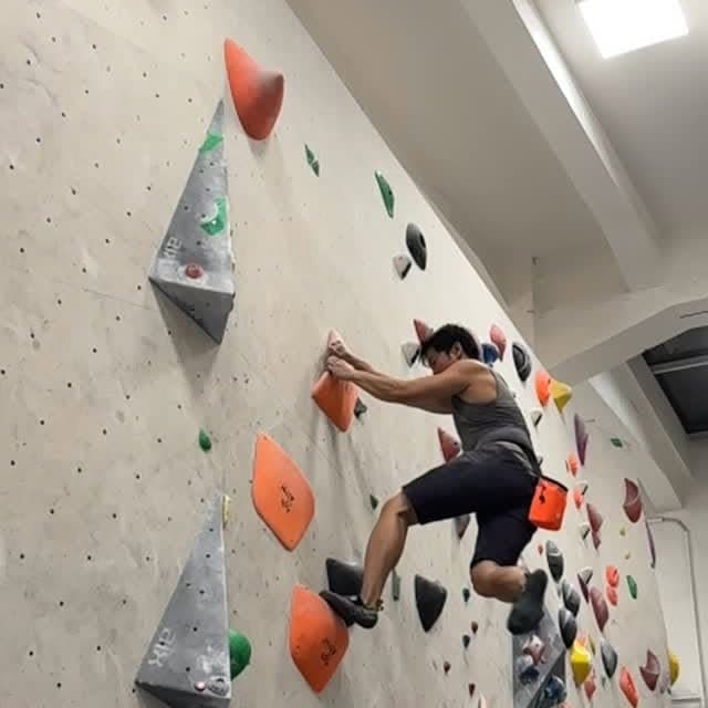 🧗‍♂️ Run‑kick‑stick on this dynamic slab at @hudyboulder.karlin 🏃💥 Gear: @la…