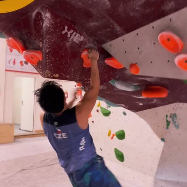 Footless bouldering on a steep roof! Others struggle with footwork, but I found…